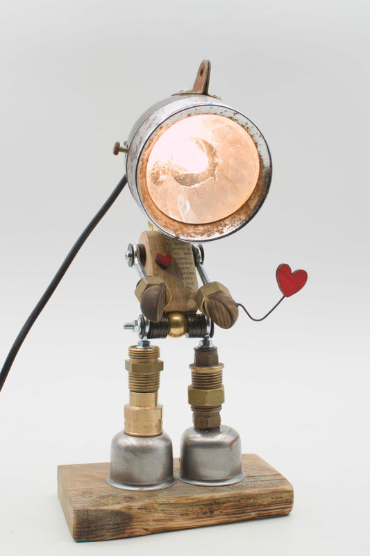 Lampada da tavolo robot stile fanale fatta a mano in stile steampunk con testa in ottone circolare e cuore rosso in filo