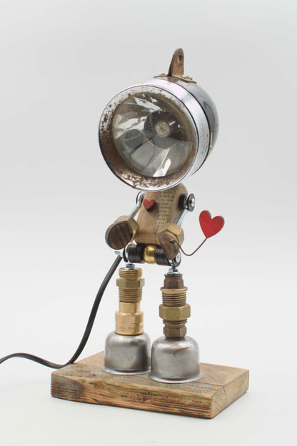 Lampada da tavolo robot stile fanale con testa vintage in cromo e braccia in ottone e acciaio con cuori rossi