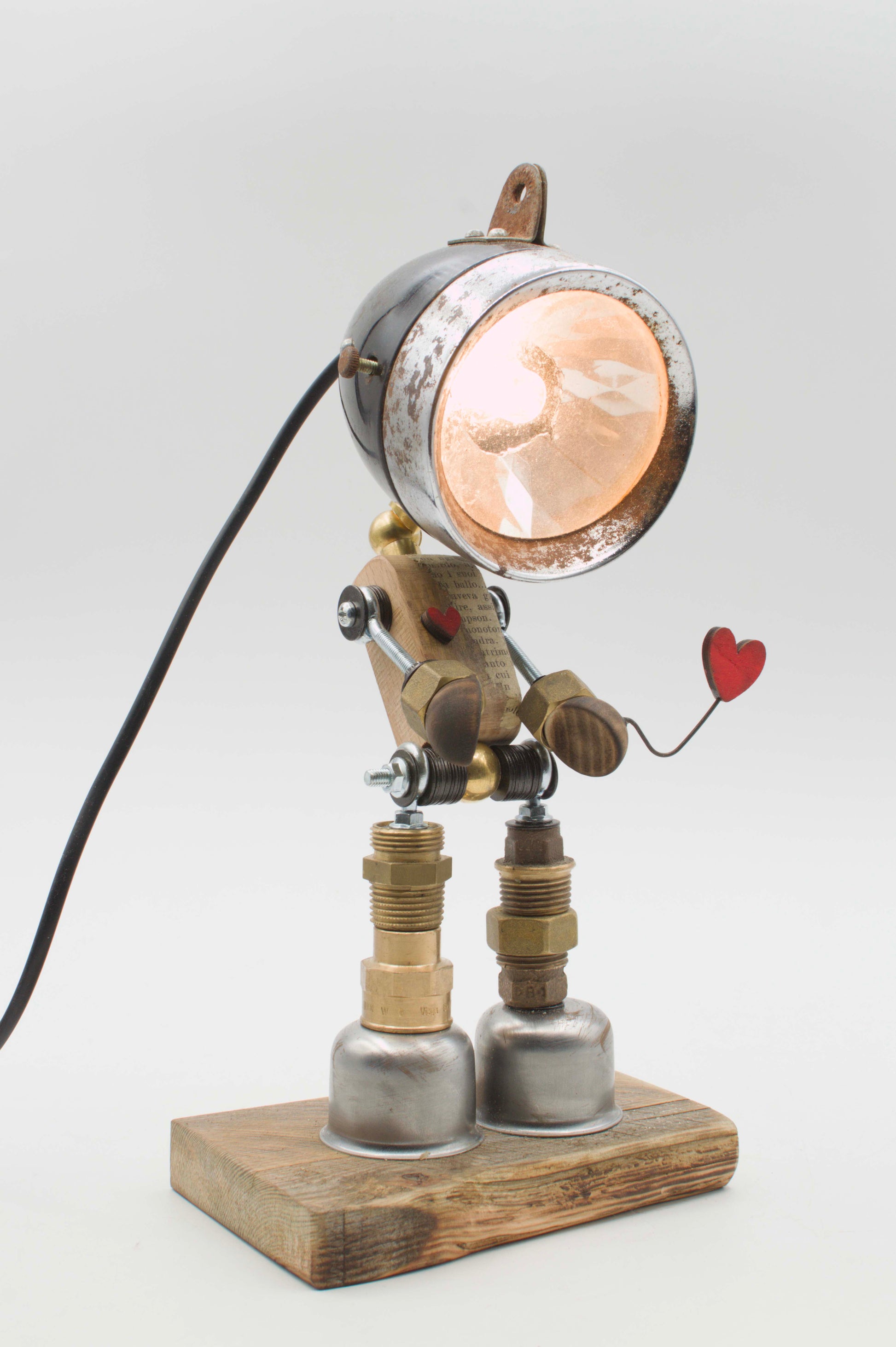Robot lampada da tavolo stile fanale con testa metallica e giunti color ottone su base in legno riciclato