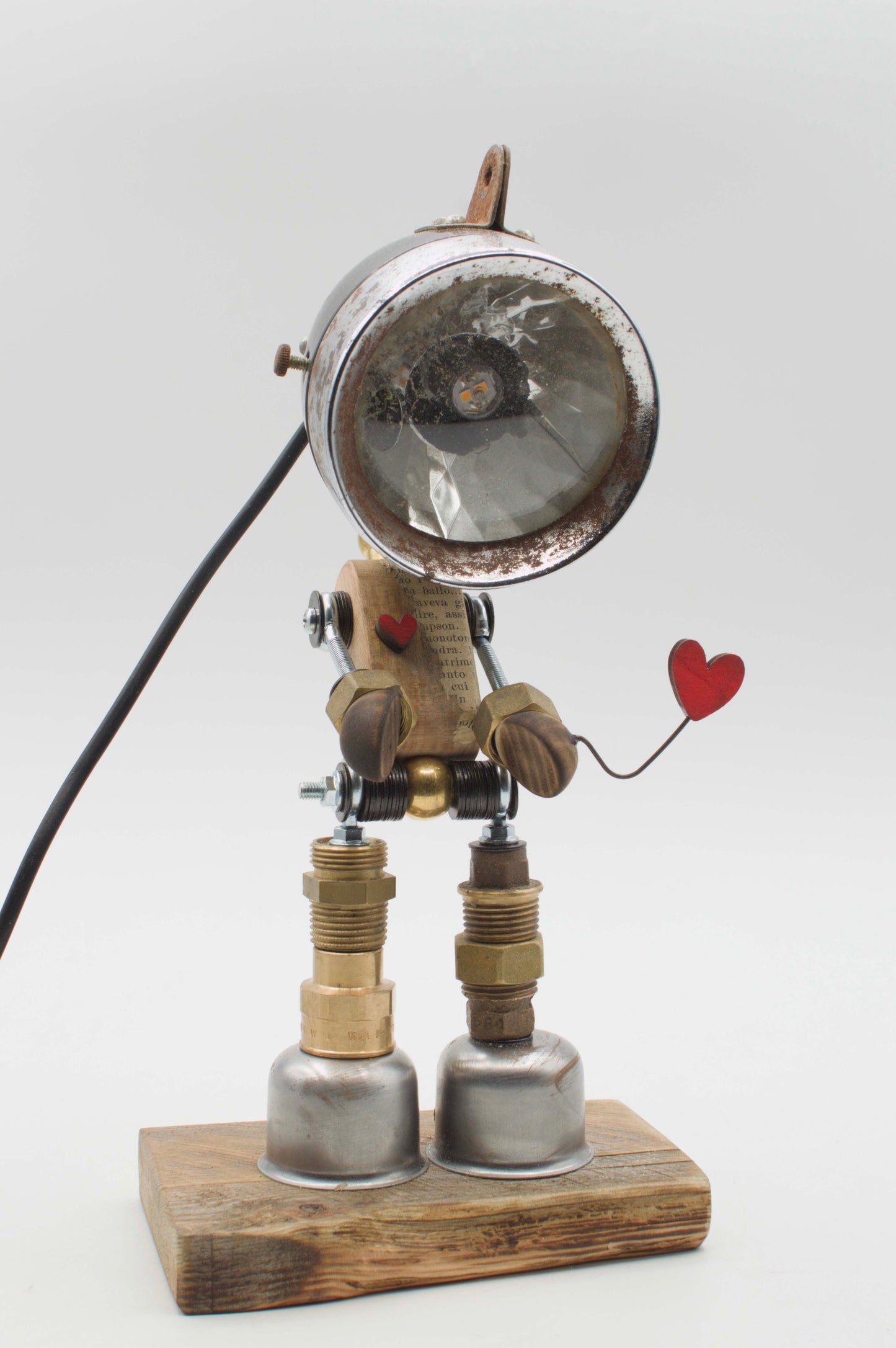 Robot lampada da tavolo stile Fanale fatta a mano con testa vintage in metallo e vetro e braccia in legno con cuori rossi