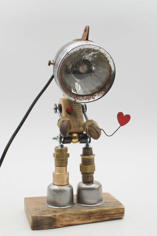 Robot lampada da tavolo stile Fanale fatta a mano con testa vintage in metallo e vetro e braccia in legno con cuori rossi