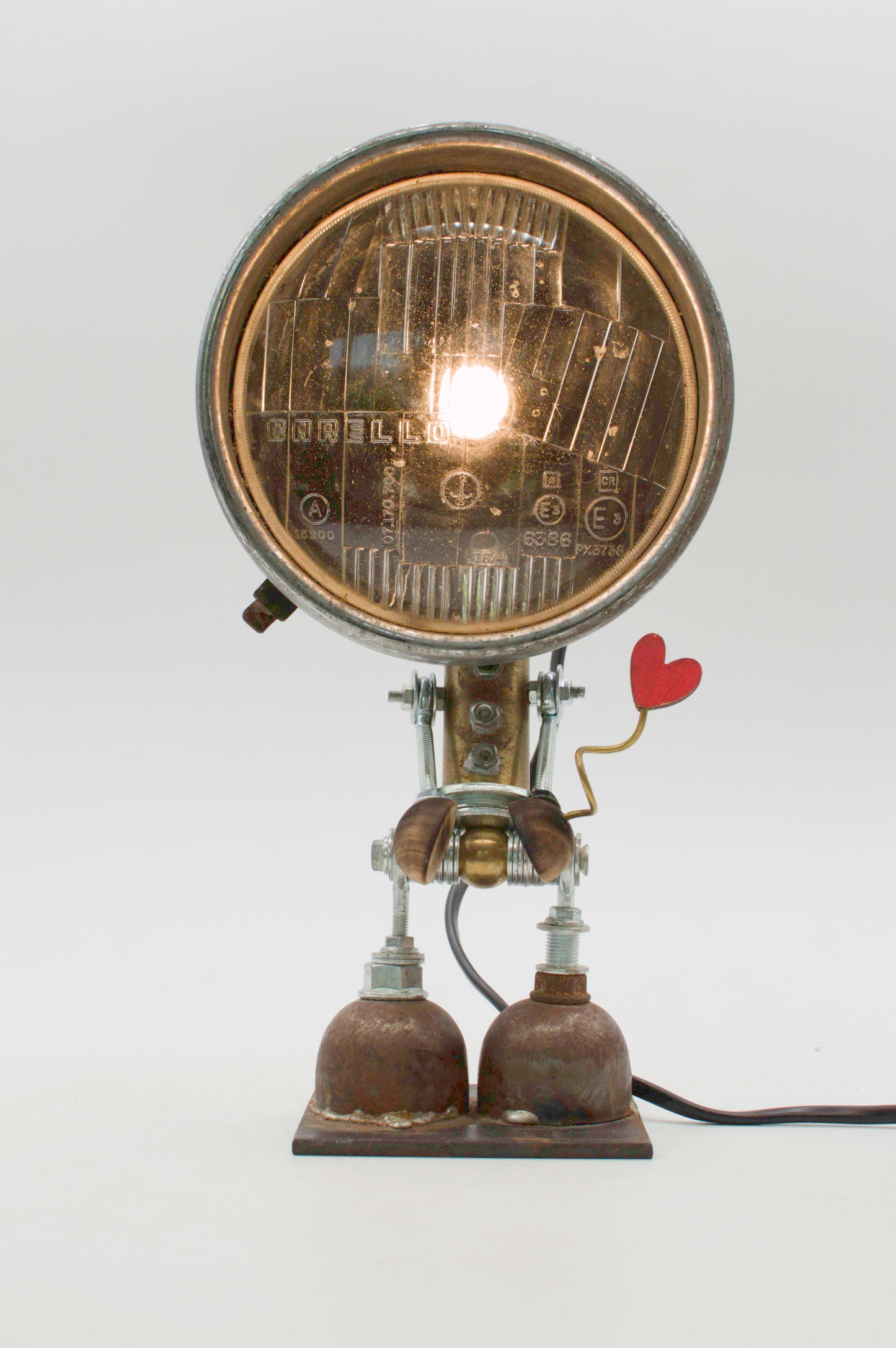 Robot lampada da tavolo stile fanale con testa circolare in ottone e metallo nero e piedi metallici scuri