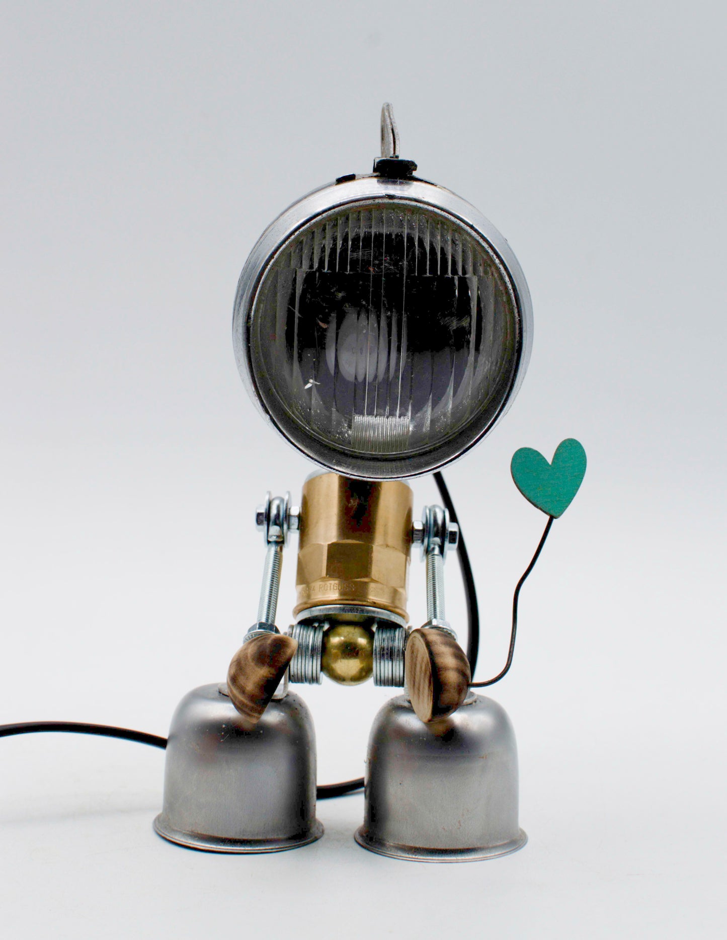 Robot lampada da tavolo stile Fanale in stile steampunk con testa cromata, corpo ottone e cuore verde decorativo