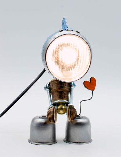 Lampada da tavolo robot in stile fanale vintage con testa cromata circolare e parti metalliche riciclate fatta a mano