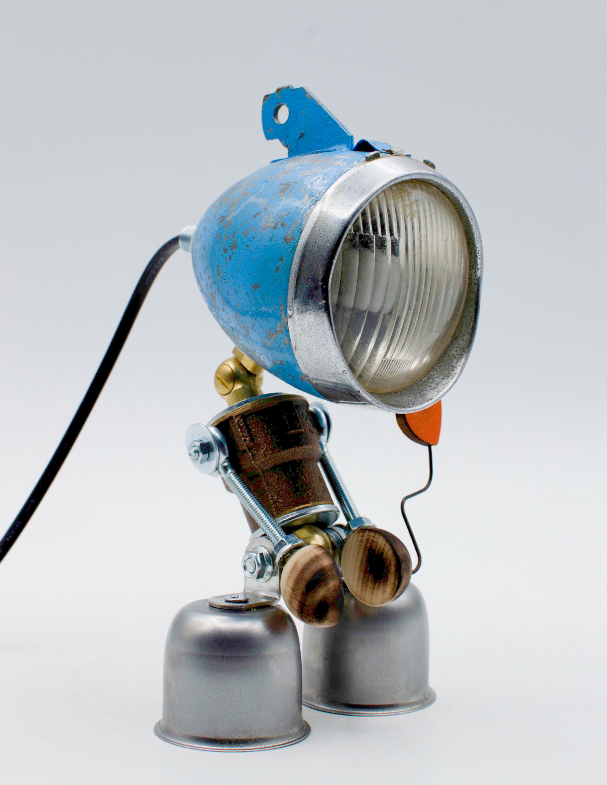 Lampada da tavolo robot stile fanale blu vintage con bordo argento metallico e dettagli in ottone su base meccanica