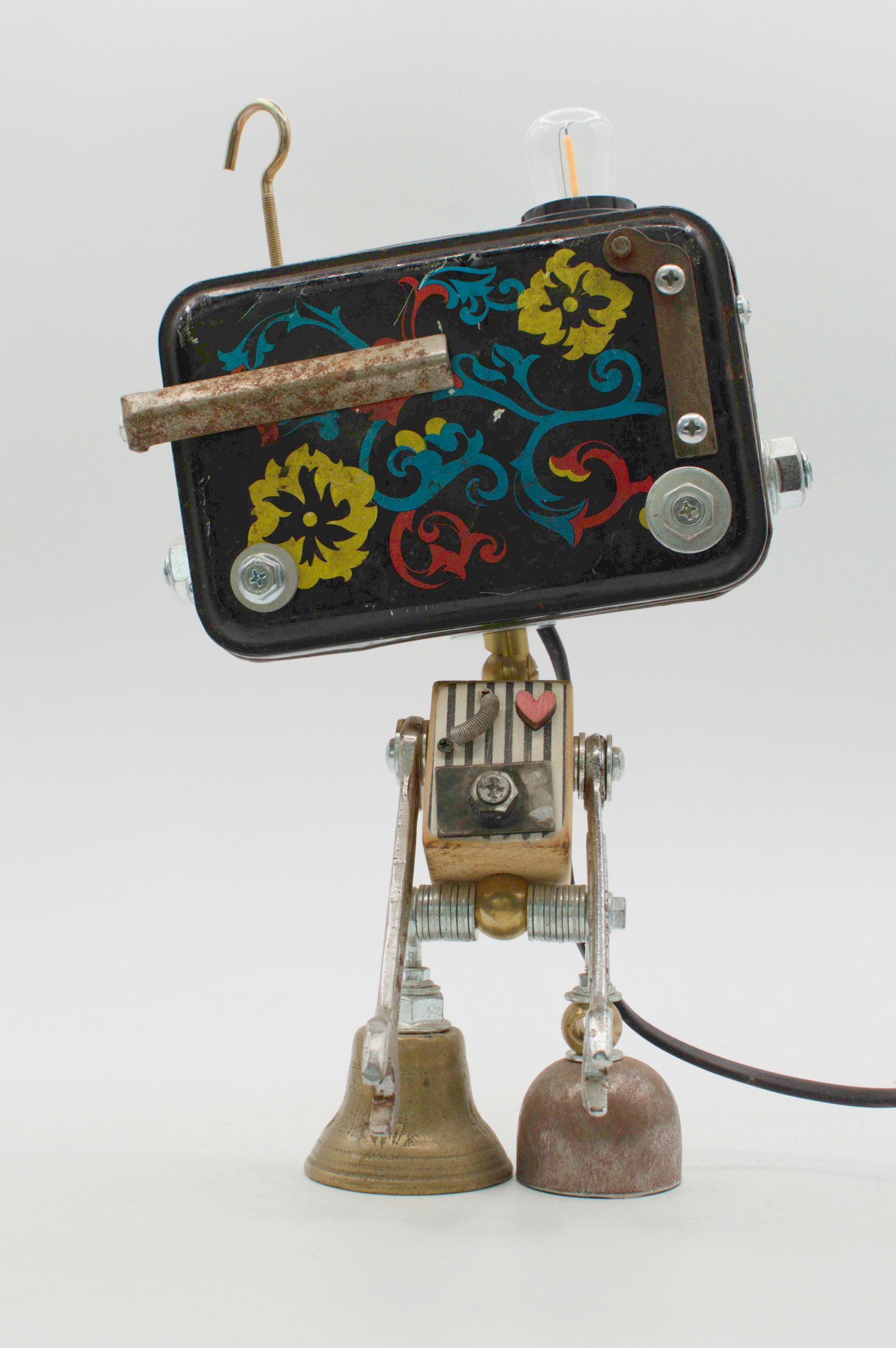 Robot lampada da tavolo stile fantasy con testa nera decorata a fiori e giunti color ottone graziosa lampada creata