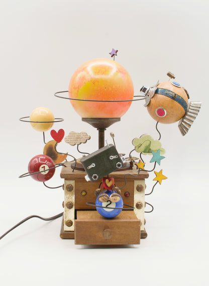 Robot lampada da tavolo stile galassia fatta a mano con planisfero arancione metallizzato e pianeti biliardo decorativi