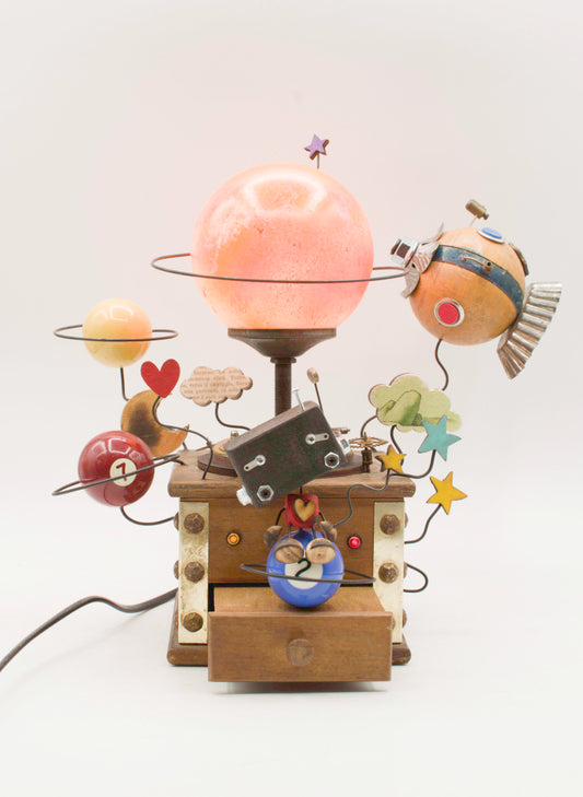 Robot lampada da tavolo stile Galassia con orb luminoso pesca, ingranaggi metallici e decorazioni steampunk uniche