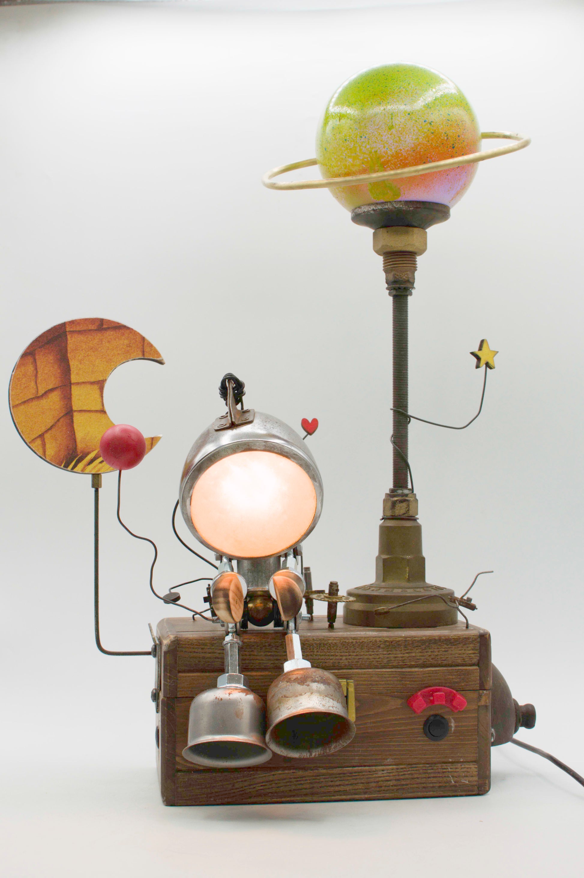 Robot lampada da tavolo stile Galattico fatta a mano con testa luminosa circolare e pianeta verde con anelli su base legno scuro