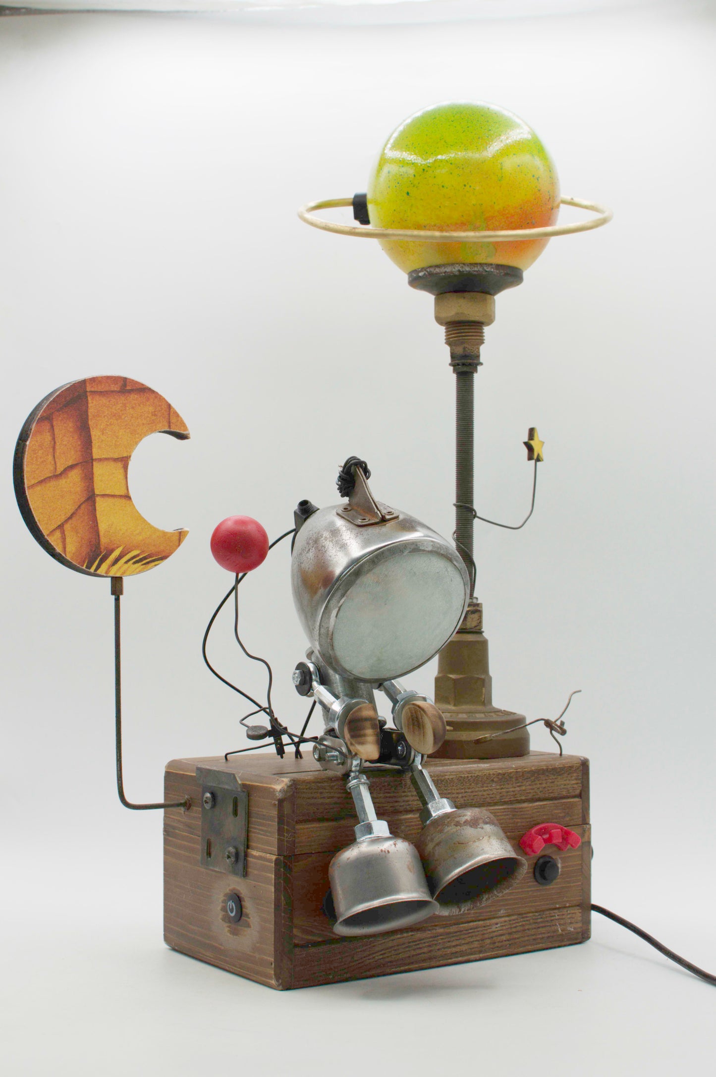 Robot lampada da tavolo stile galattico con globo pianeta verde giallo su base ottone e fari vintage
