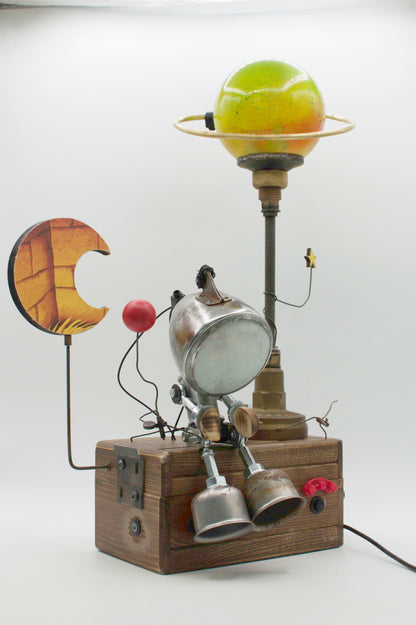 Robot lampada da tavolo stile galattico con globo pianeta verde giallo su base ottone e fari vintage