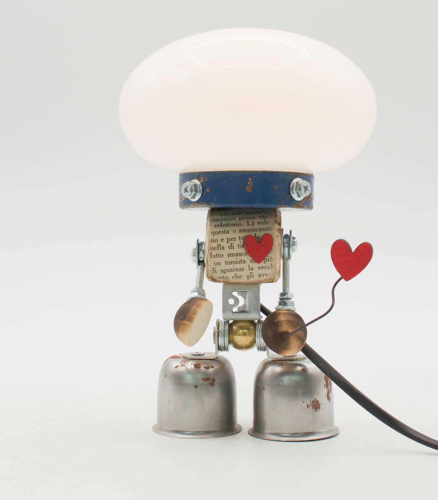 Graziosa lampada creata come robot lampada da tavolo stile fanale con cupola bianca e corpo in tappi riutilizzati