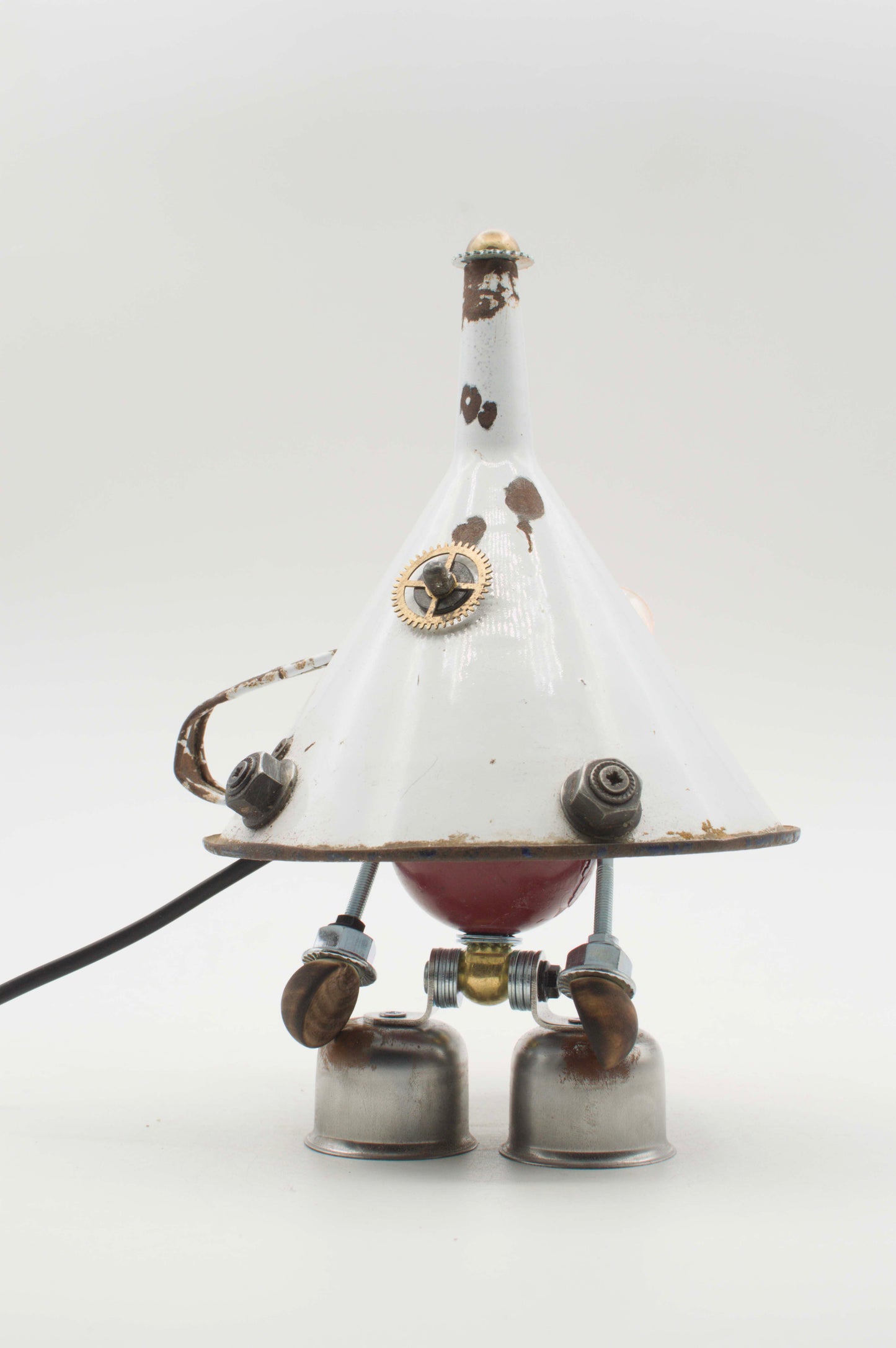 Lampada da tavolo robot stile steampunk imbuto fatta a mano con corpo smaltato bianco e dettagli in ottone e rame