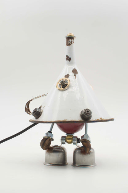 Lampada da tavolo robot stile steampunk imbuto fatta a mano con corpo smaltato bianco e dettagli in ottone e rame