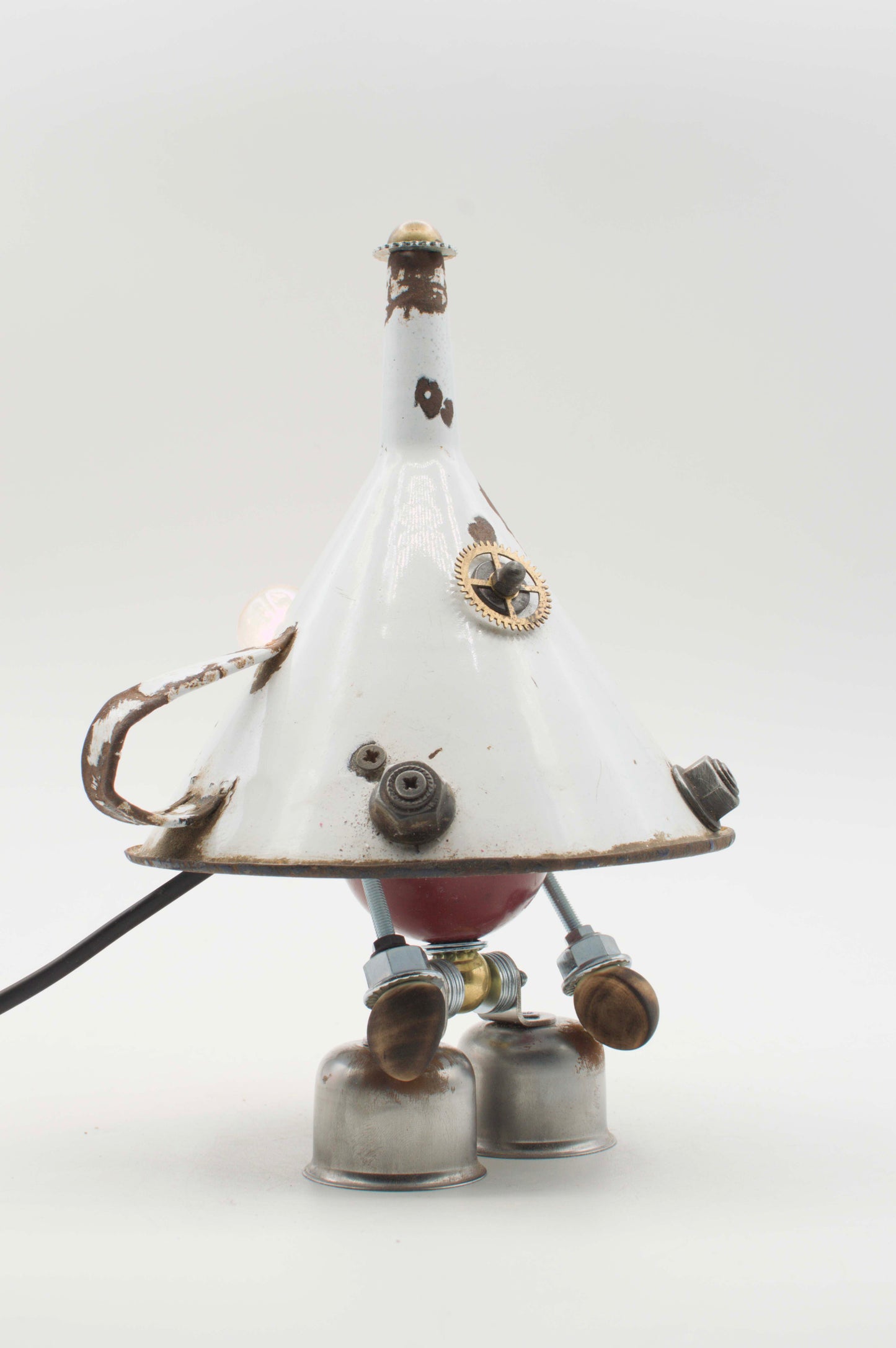 Lampada da tavolo robot imbuto bianca in smalto con ingranaggi in ottone e piedi color rame fatta a mano
