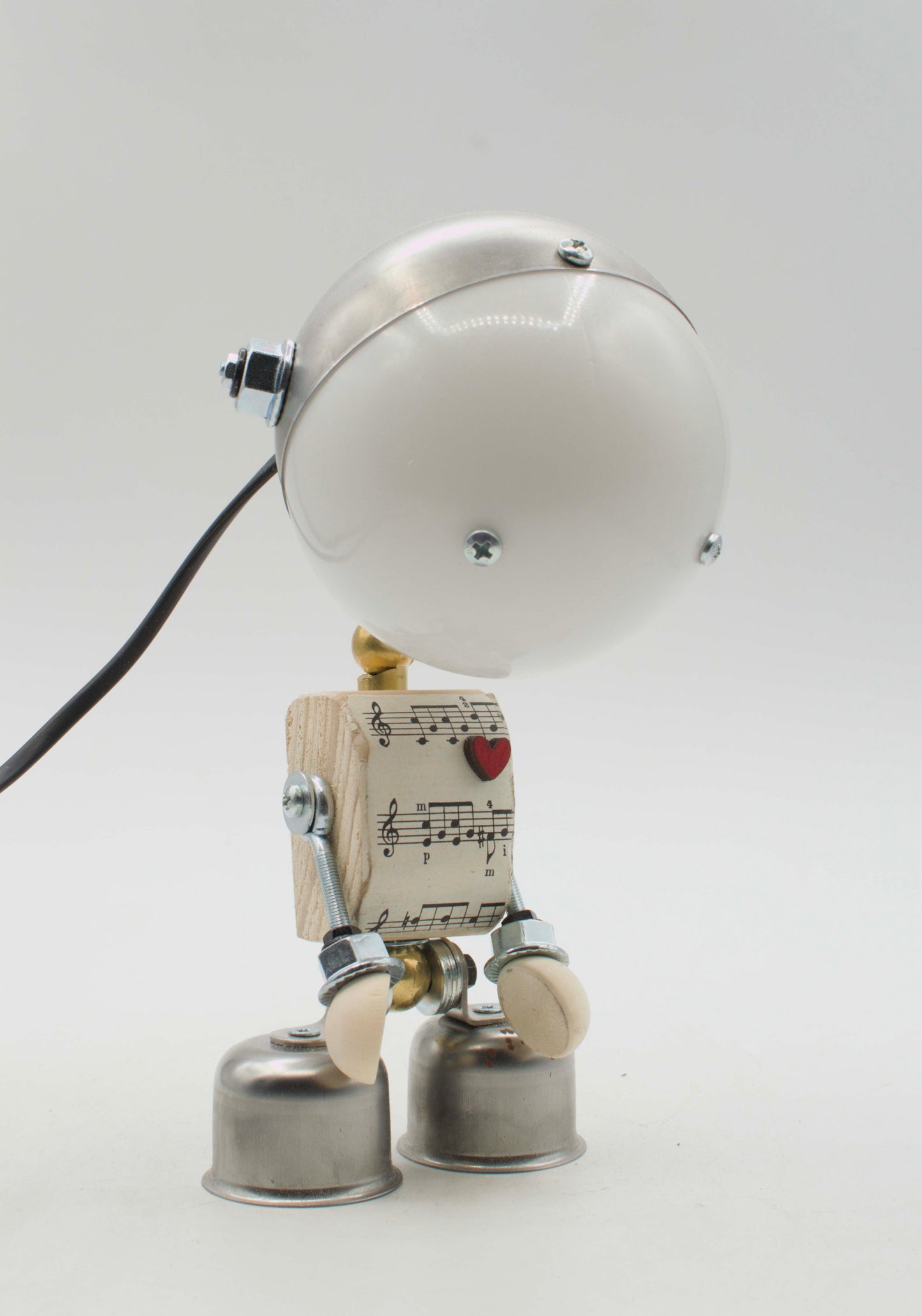 Lampada da tavolo robot kodama fatta a mano con testa sferica bianca lucida e torso in legno con spartito e cuore rosso