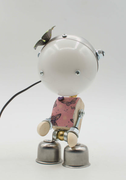 Lampada da tavolo robot kodama bianca sfera con torso rosa farfalle metallica e farfalla gialla decorativa sopra