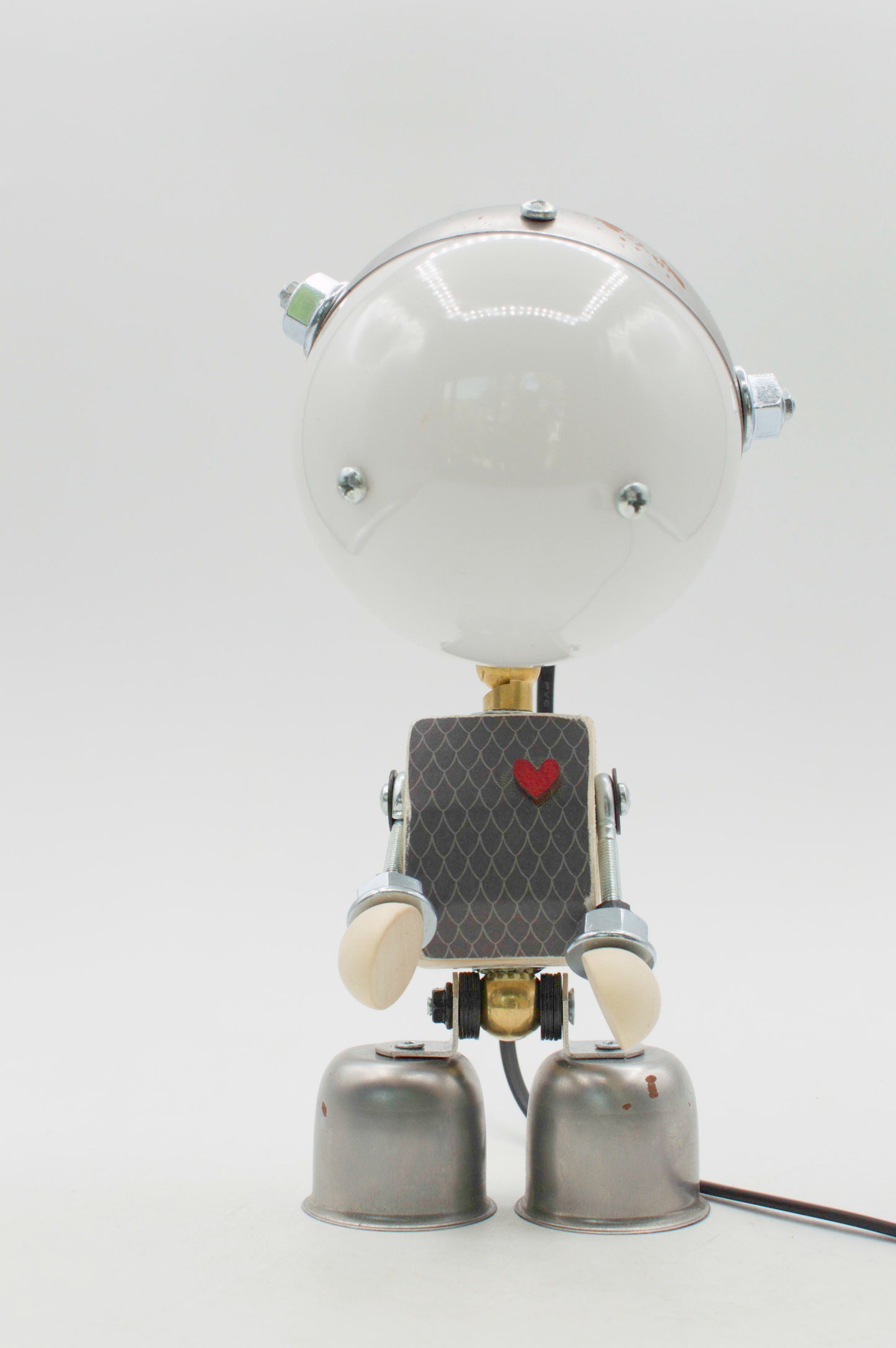 Robot kodama lampada da tavolo bianca e metallica con testa sferica lucida e torso a diamante con cuore rosso