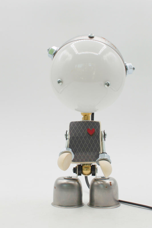 Robot kodama lampada da tavolo bianca e metallica con testa sferica lucida e torso a diamante con cuore rosso
