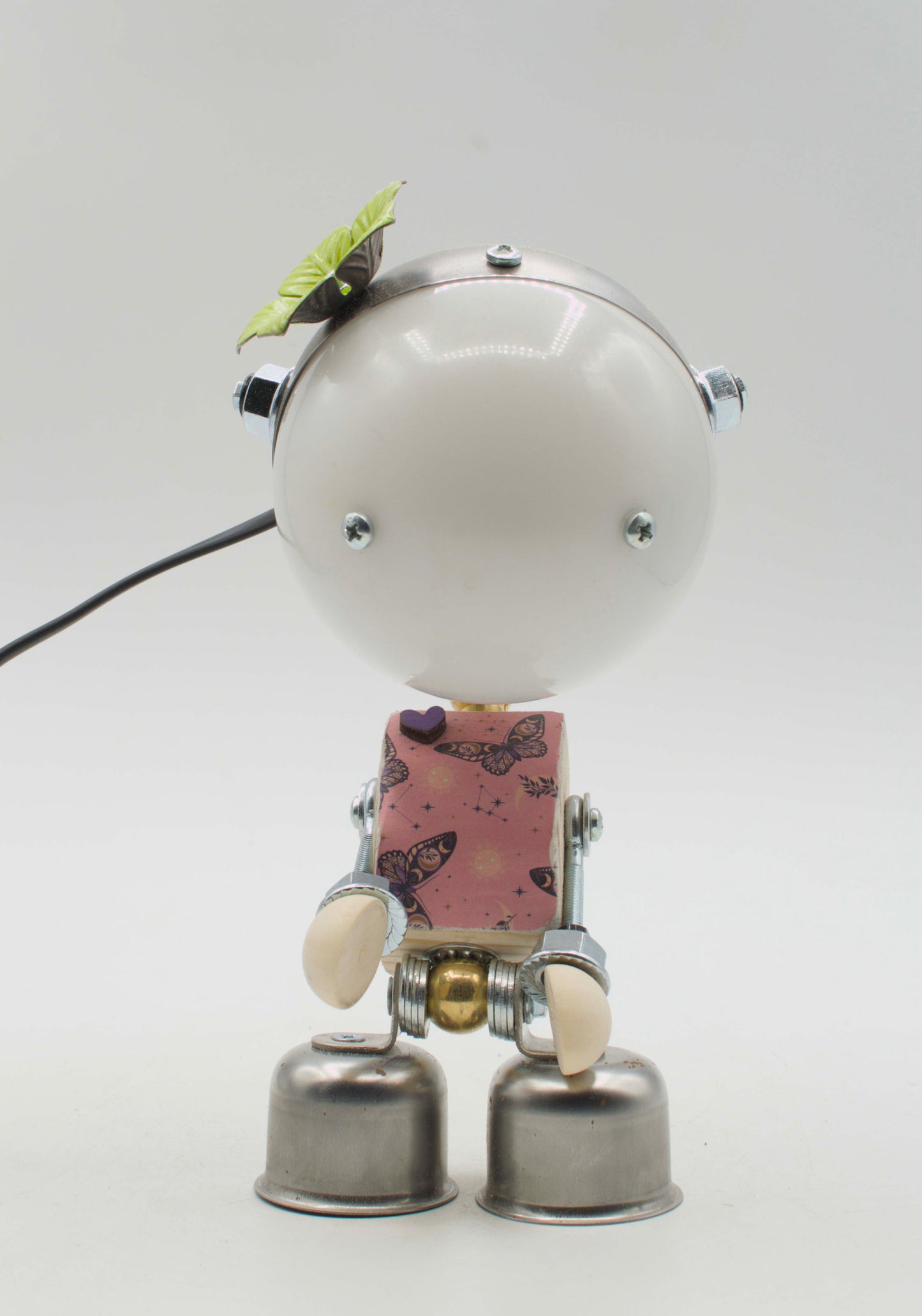 Lampada da tavolo robot kodama fatta a mano bianca sfera con torso rosa a farfalle arti metallici e foglia verde