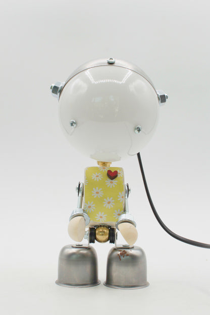 Robot kodama lampada da tavolo bianca e metallica con testa sferica lucida e torso floreale fatta a mano