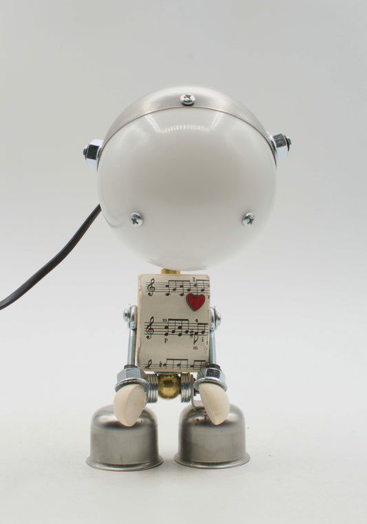 Lampada da tavolo robot kodama bianco e metallico fatto a mano con corpo a spartito musicale e cuore rosso
