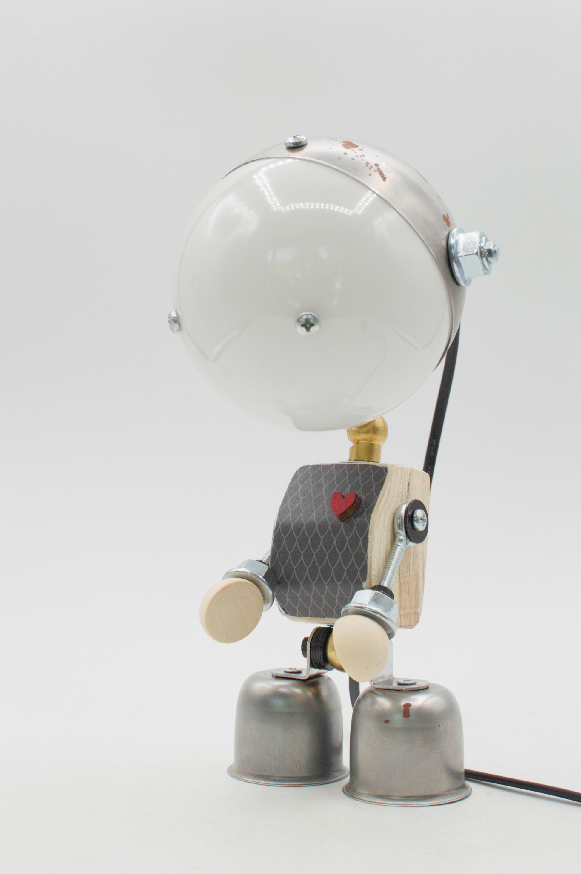 Robot kodama lampada da tavolo retro con testa sferica bianca e torso in fibra di carbonio nero con cuore rosso