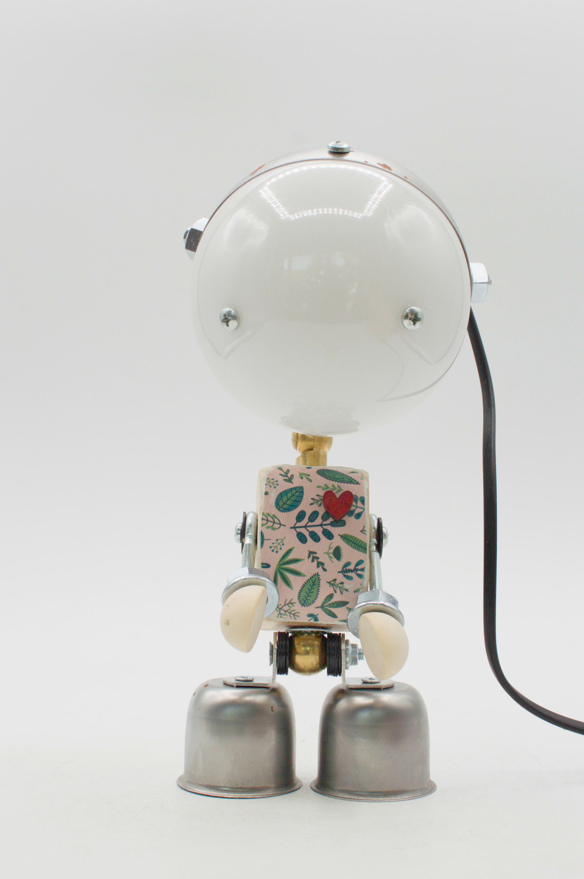 Lampada da tavolo robot kodama retro con testa sferica bianca lucida, torso floreale e arti metallici fatta a mano