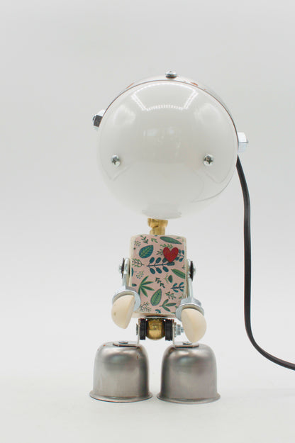 Lampada da tavolo robot kodama retro con testa sferica bianca lucida, torso floreale e arti metallici fatta a mano