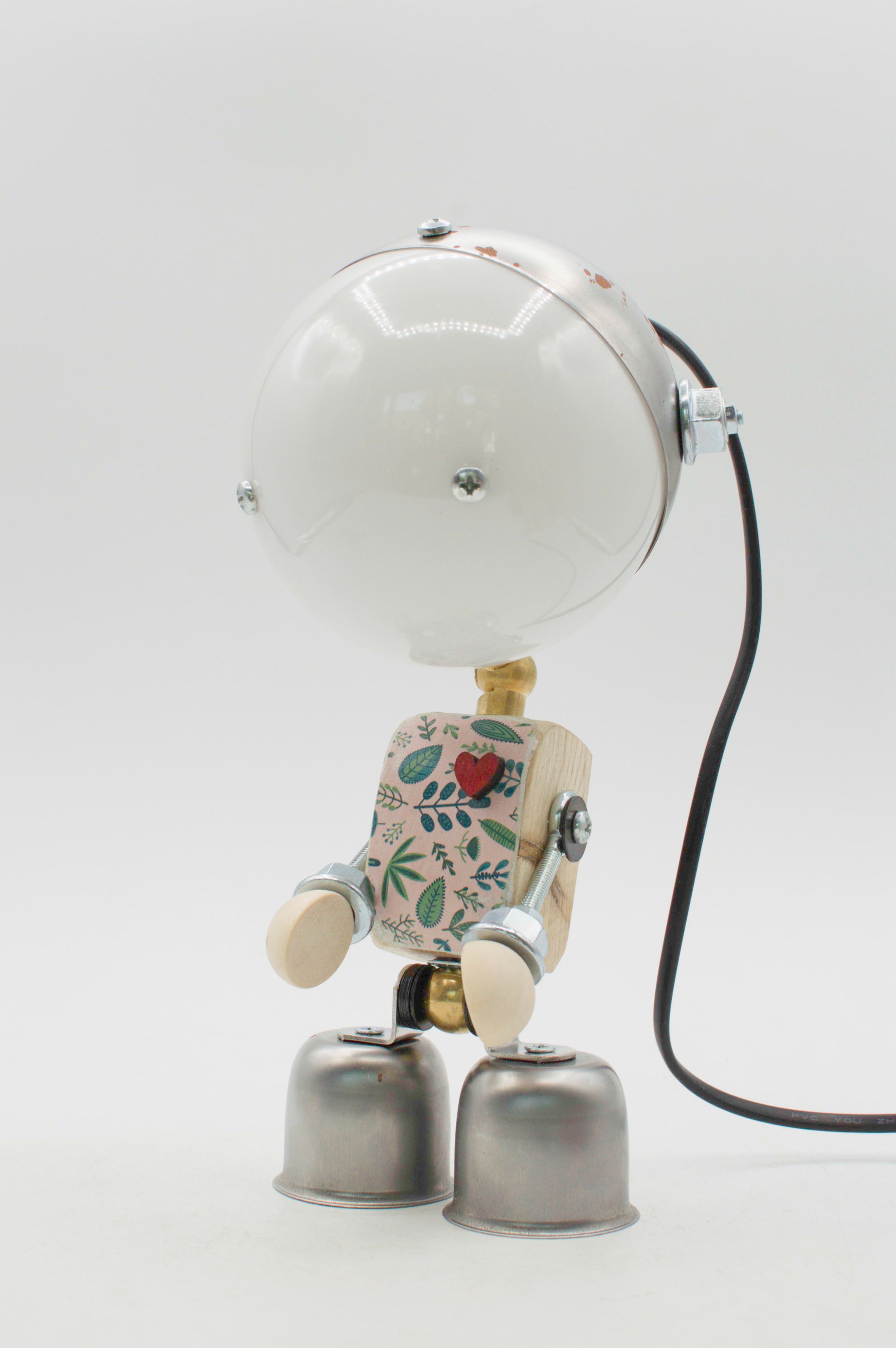 Robot kodama lampada da tavolo fatta a mano con testa bianca lucida e torso in legno floreale con cuore rosso
