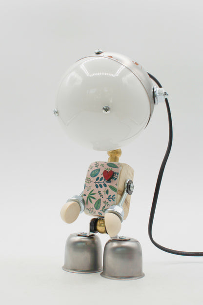 Robot kodama lampada da tavolo fatta a mano con testa bianca lucida e torso in legno floreale con cuore rosso