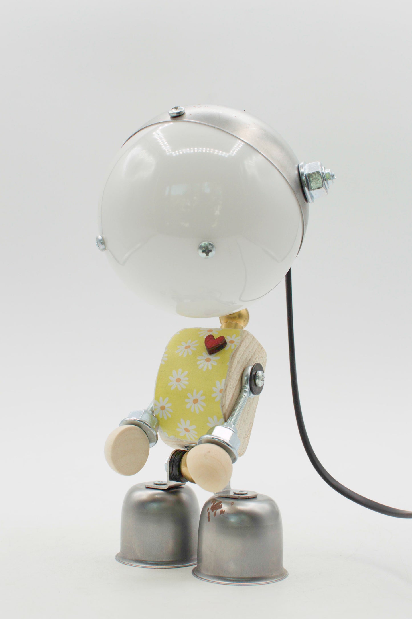 Robot kodama lampada da tavolo fatta a mano con testa sferica bianca lucida e torso floreale verde lime in metallo riciclato