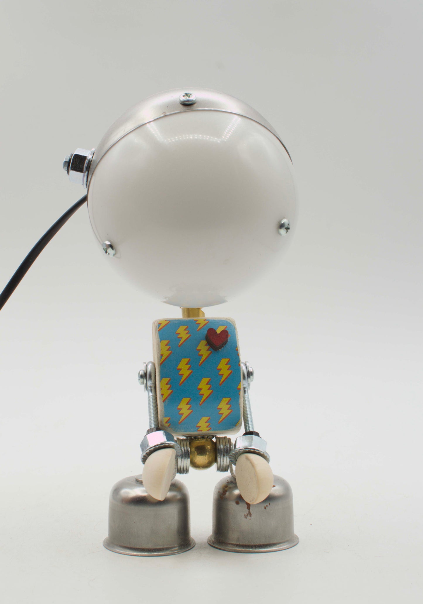 Lampada da tavolo robot kodama fatta a mano con testa bianca sferica corpo blu fulmini gialli cuore rosso e piedi metallici