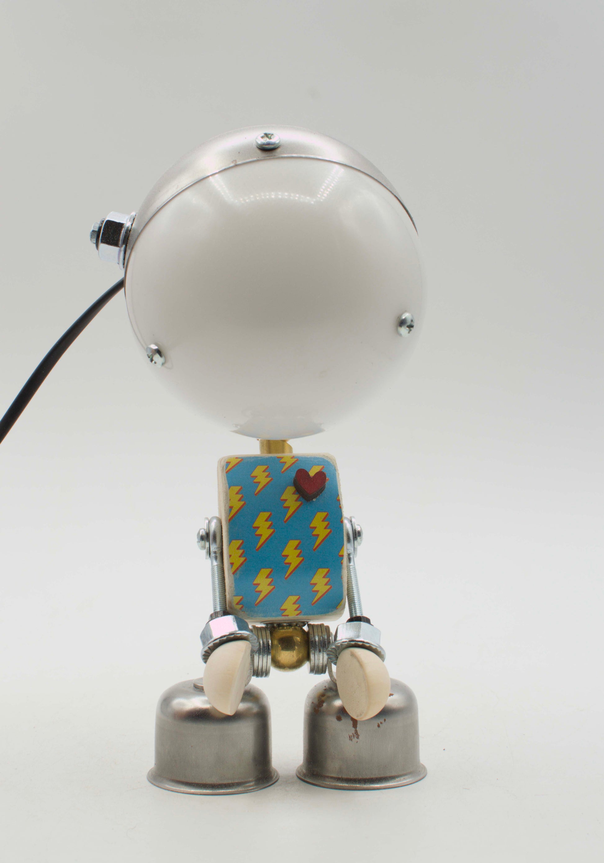 Lampada da tavolo robot kodama fatta a mano con testa bianca sferica corpo blu fulmini gialli cuore rosso e piedi metallici