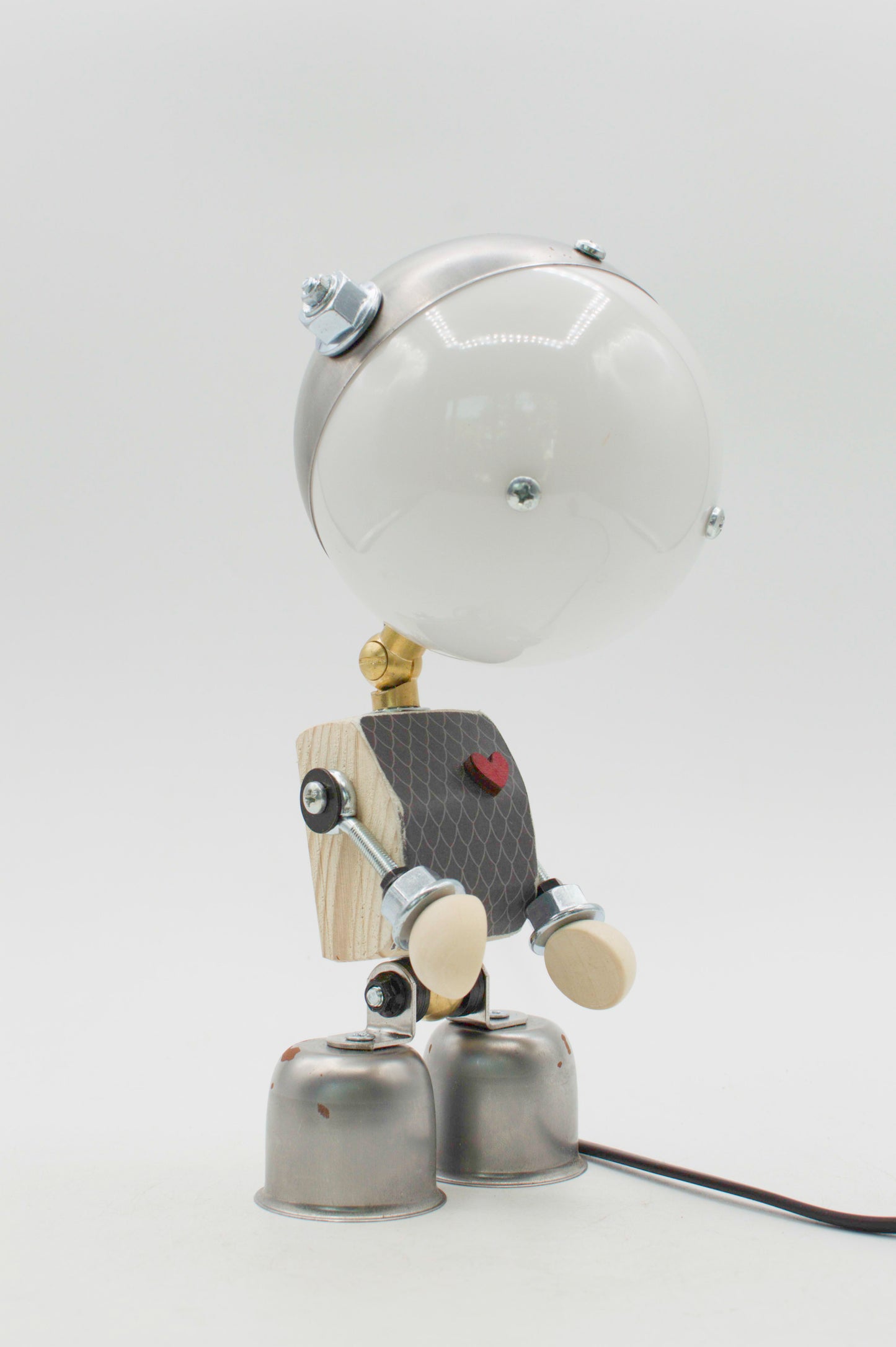 Robot kodama lampada da tavolo retro in metallo riciclato con testa sferica bianca lucida e giunti color ottone fatta a mano