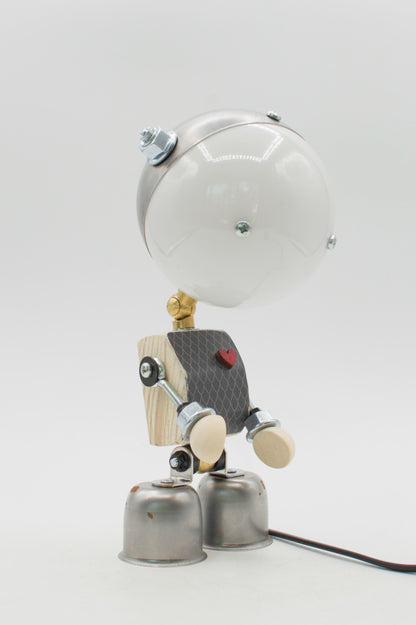 Robot kodama lampada da tavolo retro in metallo riciclato con testa sferica bianca lucida e giunti color ottone fatta a mano