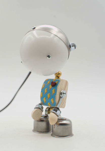 Lampada da tavolo robot stile kodama fatta a mano con testa sferica argento, torso legno con fulmini blu e gambe metalliche da lattine