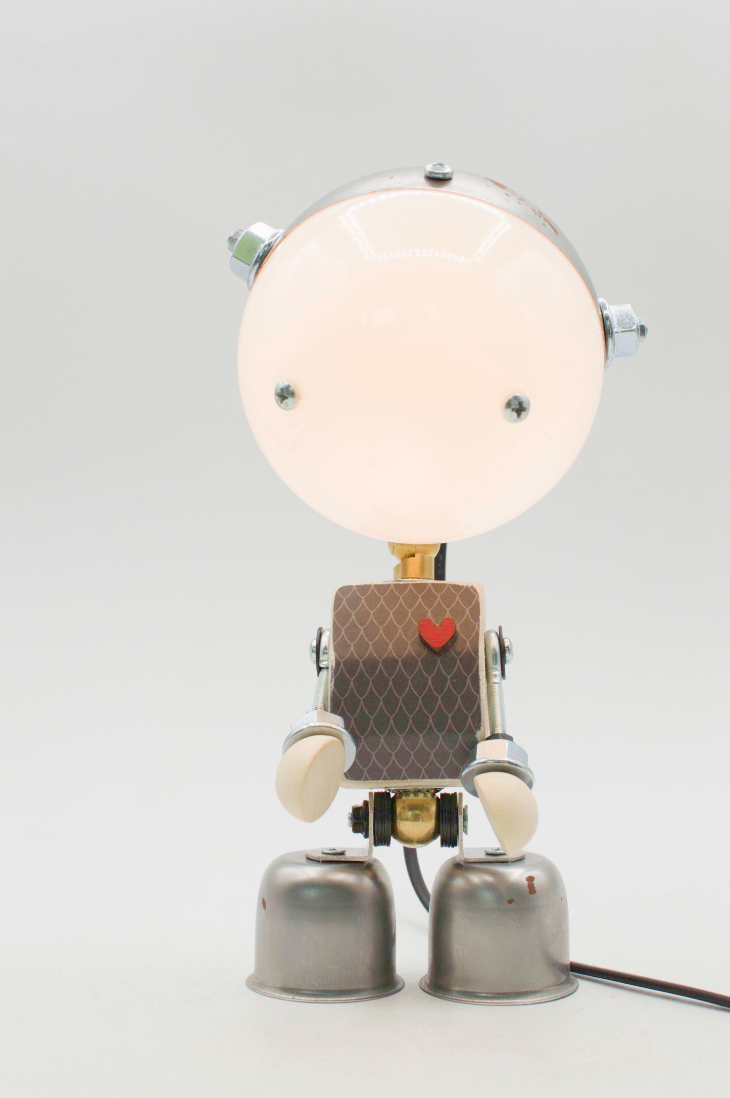 Robot kodama lampada da tavolo retro con testa in vetro satinato e torace metallizzato con cuore rosso fatta a mano