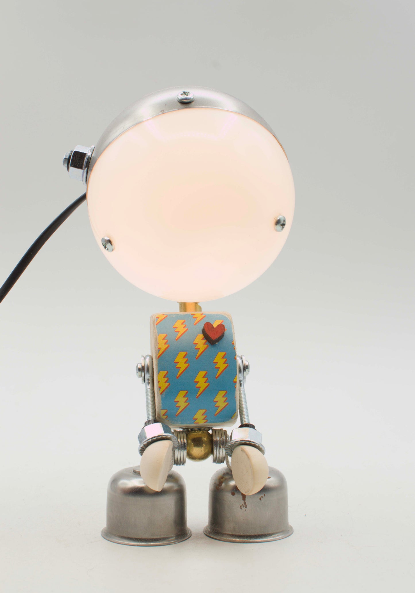 Lampada da tavolo robot kodama fatta a mano con corpo blu, fulmini gialli, cuore rosso e testa luminosa circolare