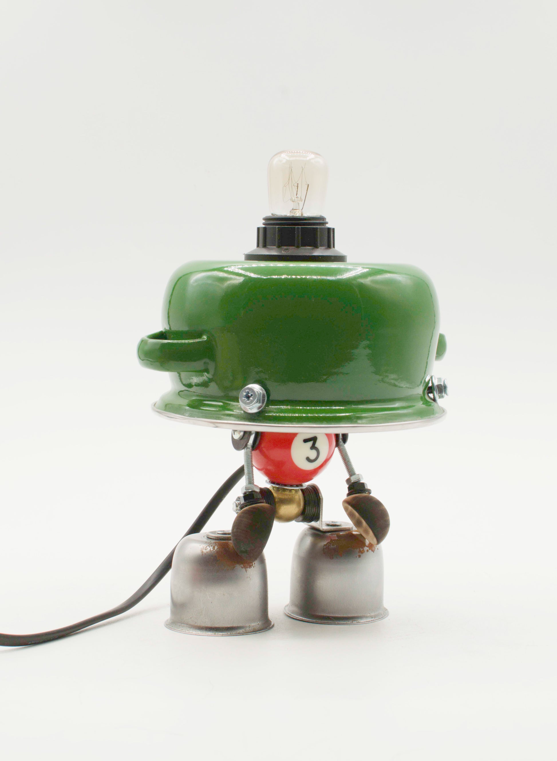 Lampada da tavolo robot stile pentolino verde con corpo a palla da biliardo rossa e gambe metalliche