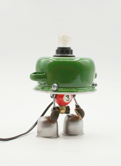 Lampada da tavolo robot stile pentolino verde con corpo a palla da biliardo rossa e gambe metalliche