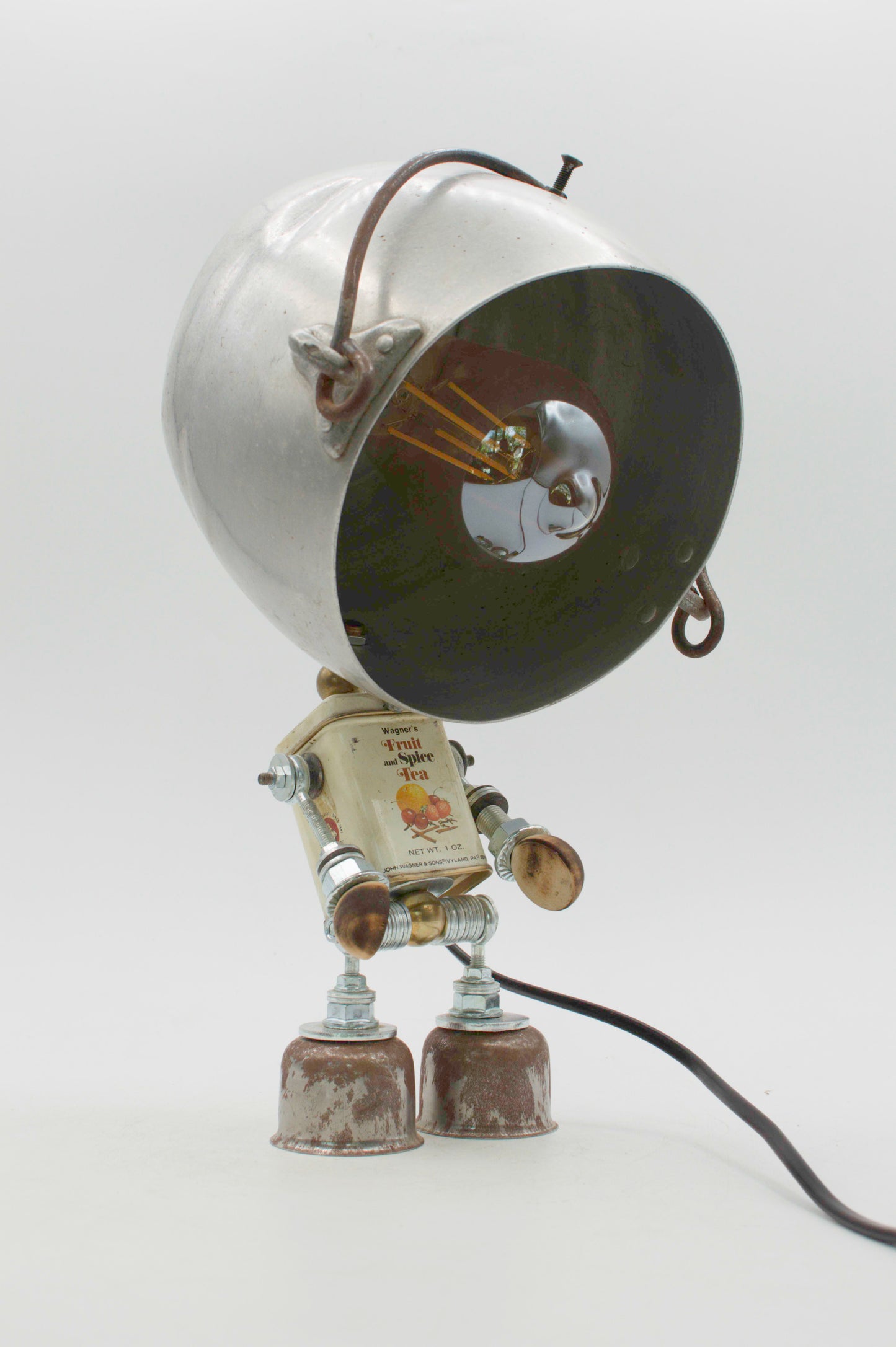 Robot lampada da tavolo stile pentolino con testa metallica a secchio e corpo vintage in latta da tè fatta a mano
