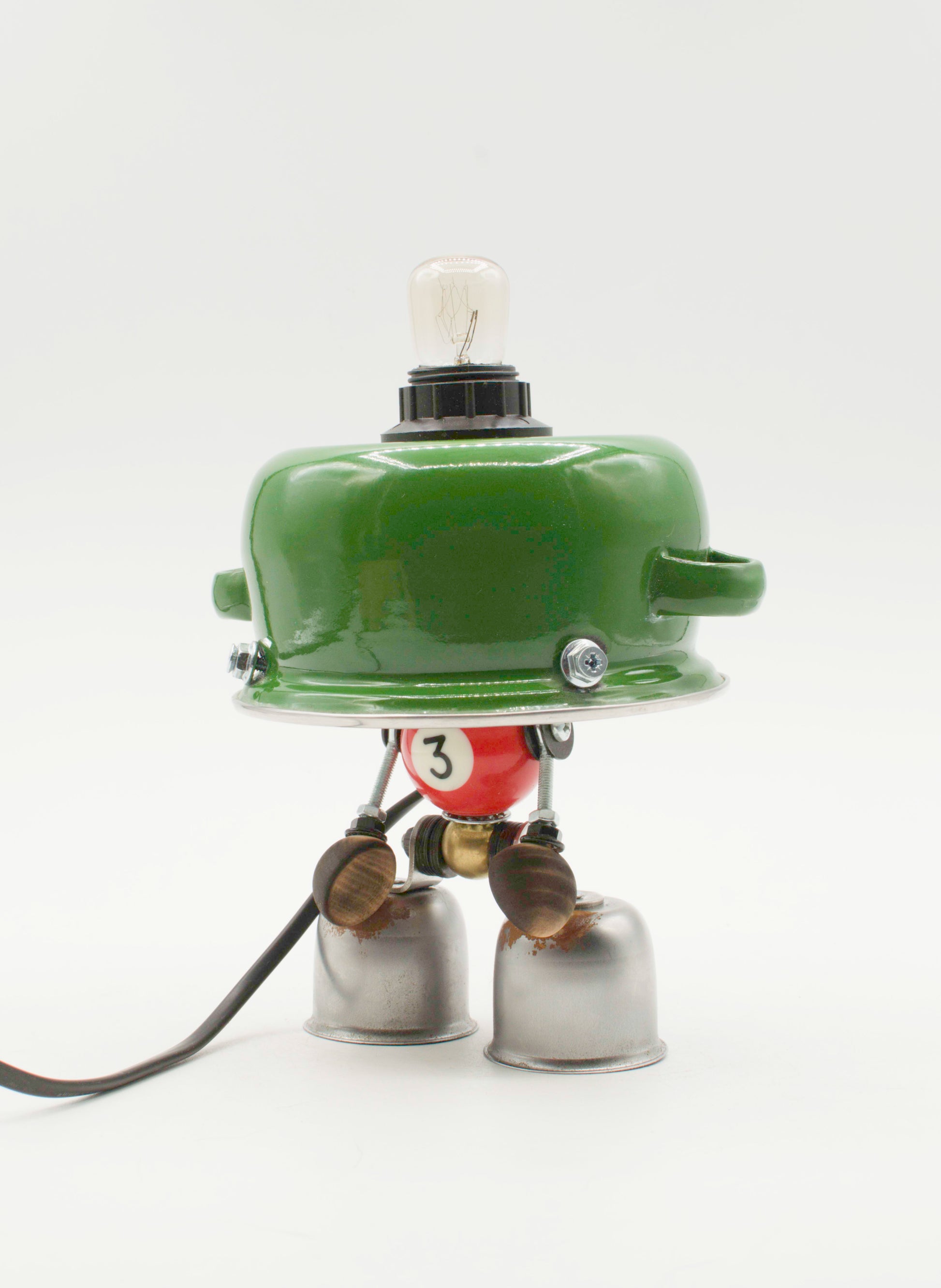Lampada da tavolo robot verde metallizzato con corpo a palla da biliardo rossa e piedi argento a campana fatta a mano