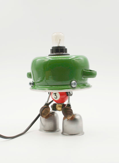 Lampada da tavolo robot verde metallizzato con corpo a palla da biliardo rossa e piedi argento a campana fatta a mano