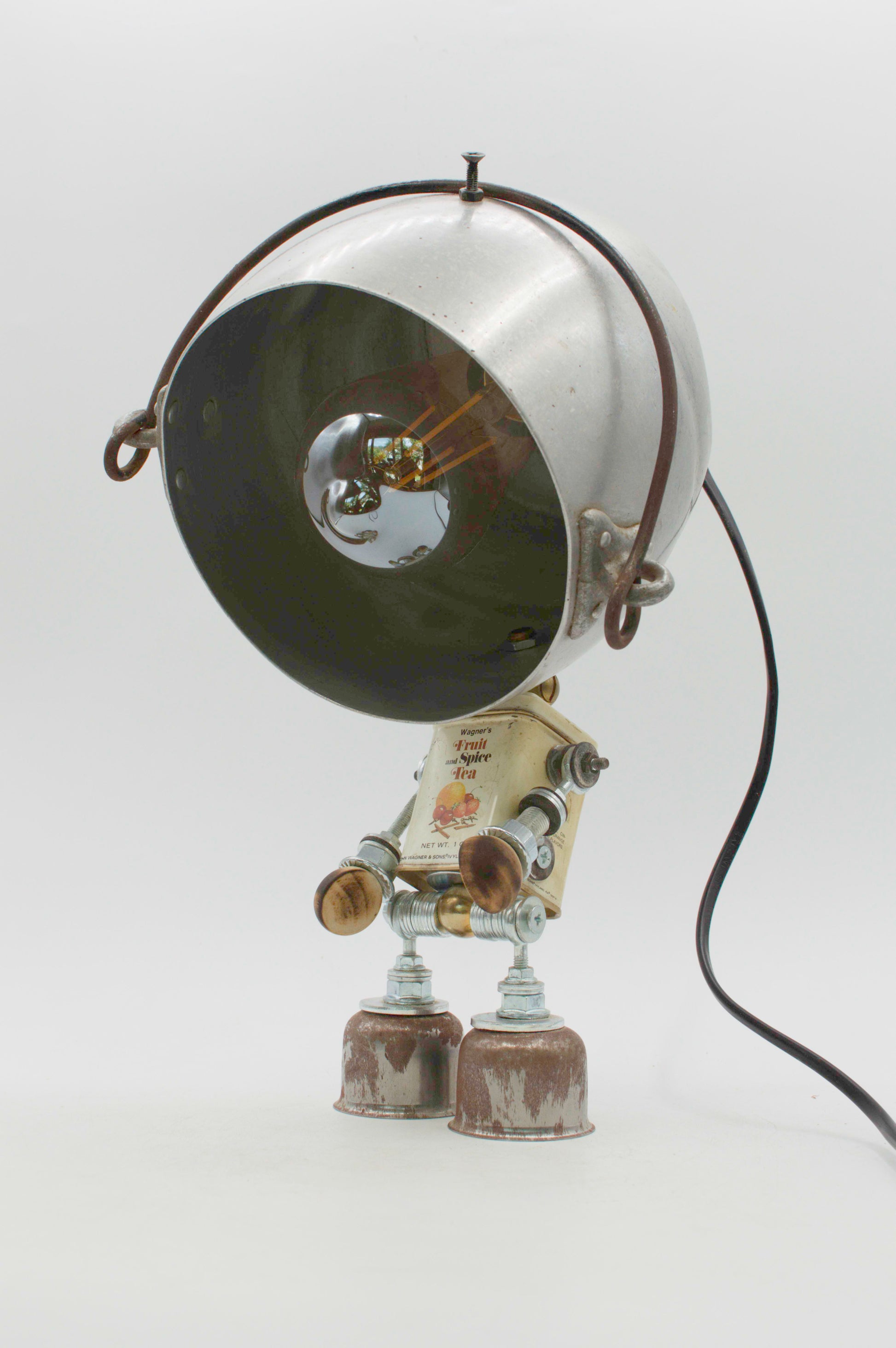 Robot lampada da tavolo stile pentolino con testa in metallo, corpo vintage e gambe arrugginite in metallo