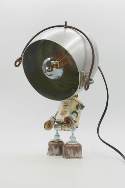 Robot lampada da tavolo stile pentolino con testa in metallo, corpo vintage e gambe arrugginite in metallo