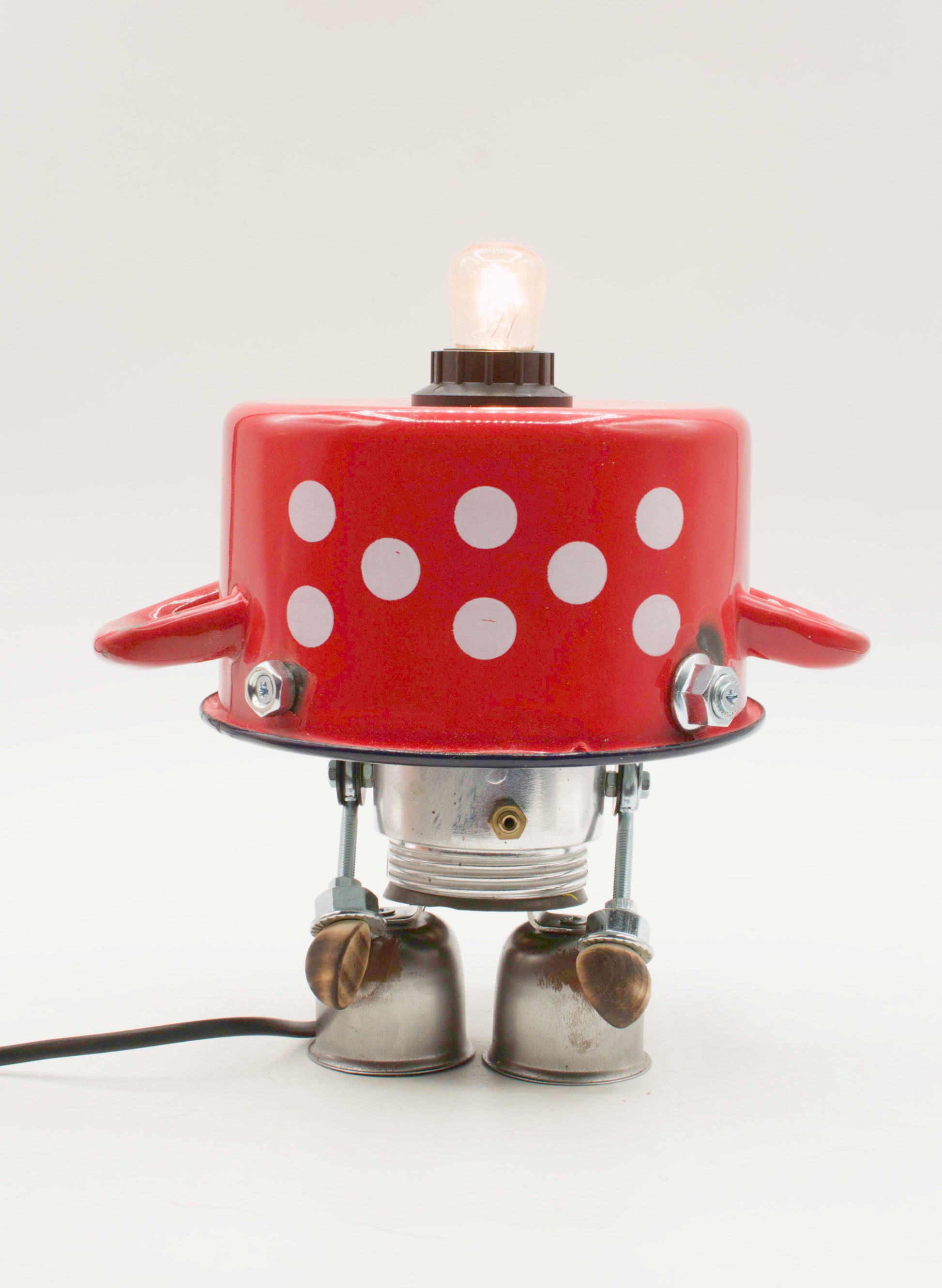 Robot lampada da tavolo pentolino rossa a pois fatta a mano con gambe metalliche e lampadina luminosa sopra