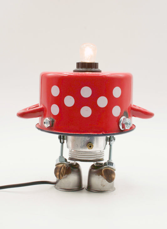 Robot lampada da tavolo pentolino rossa a pois fatta a mano con gambe metalliche e lampadina luminosa sopra