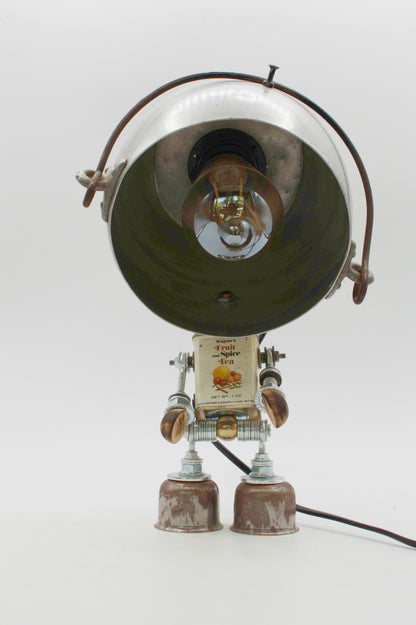 Robot lampada da tavolo stile pentolino con testa cromata, interno nero e arti metallici articolati