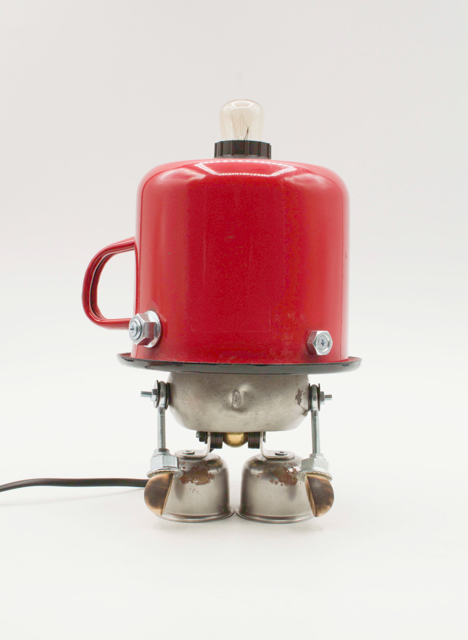 Lampada da tavolo robot fatta a mano in metallo smaltato rosso con gambe cromo e lampadina edison esposta